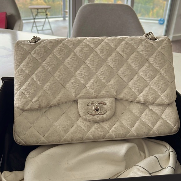 Authentic Chanel bag needs refurbishing - Picture 1 of 7